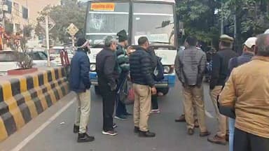 मथुरा: स्टेट बैंक चौराहे पर रोडवेज बस की चपेट में आया बाइक सवार लोगों ने बस पर किया पथराव चालक गाड़ी छोड़ भागा