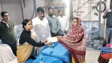 পটাশপুর ২: আনন্দপুরের অগ্নিকাণ্ডে পাঁশকুড়ায় নিখোঁজ ৬ পরিবারের হাতে ১০ লক্ষ টাকার চেক তুলে দিল পুলিশ