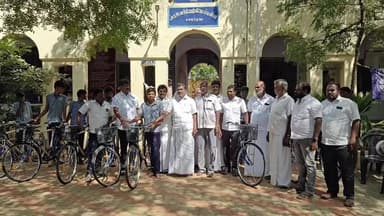 ஓட்டப்பிடாரம்: பசுவந்தனை அரசு மேல்நிலைப் பள்ளியில் மிதிவண்டி வழங்கிய எம்எல்ஏ