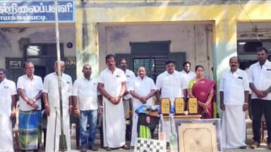 கயத்தாறு: காமநாயக்கன்பட்டி அரசு மேல்நிலைப் பள்ளியில் விளையாட்டு உபகரணங்கள் வழங்கும் நிகழ்ச்சி மாவட்ட கவுன்சிலர் வழங்கினார்