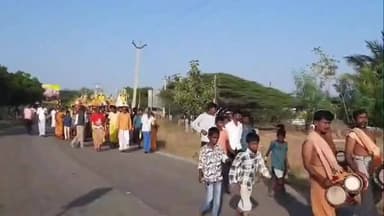 கயத்தாறு: தெற்கு இலந்தைகுளம் கிராமத்தில் ஸ்ரீ மாரியம்மன் கோவில் கொடை விழாவை முன்னிட்டு முளைப்பாரி ஊர்வலம் நடைபெற்றது