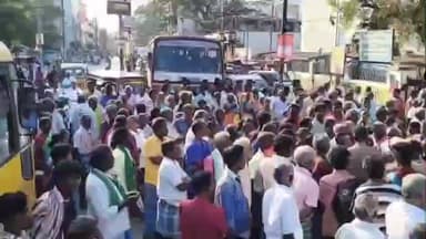 விழுப்புரம்: விழுப்புரம் ஒழுங்குமுறை விற்பனை கூடத்தில் விலைப்பட்டியல் ஒட்டாத நிர்வாகத்தை கண்டித்து விவசாயிகள் சாலை மறியல்