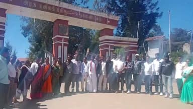 உதகமண்டலம்: முதல் தலைமுறை வாக்காளர்களை கவரும் விதமாக அரசு கலைக் கல்லூரி வளாகத்தில் துண்டு பிரசுரம் வழங்கப்பட்டது