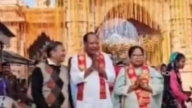 દાંતા: આસામ વિધાનસભા અધ્યક્ષ પરિવાર સાથે મા અંબાના દર્શન કરવા અંબાજી પહોંચ્યા, આદિવાસી નૃત્ય દ્વારા સ્વાગત કરાયુ.