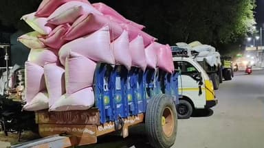 உளுந்தூர்பேட்டை: உளுந்தூர்பேட்டை ஒழுங்குமுறை விற்பனை கூடத்தில் விவசாயிகள் விளைபொருட்களை கொண்டு வந்து அணிவகுத்து நிற்கும் வாகனங்கள்