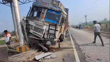 মেখলিগঞ্জ: চ্যাংড়াবান্ধা–মাথাভাঙ্গা রাজ্য সড়কের পানিশালা টোল প্লাজায় পিলারে ধাক্কা লরির—অল্পের জন্য প্রাণে রক্ষা চালক, চম্পট টোটো