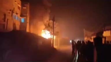 জগৎবল্লভপুর: বড়গাছিয়া লেভেল ক্রসিং এর কাছে আগুন লেগে পুড়ে ছাই হয়ে গেল চারটি দোকান