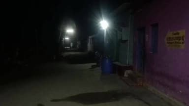 ஆம்பூர்: சான்றோர்குப்பம் பகுதியில் குடும்ப தகராறு காரணமாக மனைவி குழந்தைகள் தங்கி இருந்த வீட்டில் கணவன் வீட்டில் இருந்த பொருட்கள் தீயிட்டு கொளுத்தியதால் பரபரப்ப