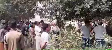 ନାଉଗାଁ: ନାଉଗାଁ ଗ୍ରାମରେ ବବିଲତା ଗମାଙ୍ଗ ନାମକ ଜଣେ ମହିଳା ମାନସିକ ଭାରସ୍ୟାମ ହରାଇ ଏକ ଗଛରେ ବେକରେ ନିଜ ପିନ୍ଧା ଲୁଗା ଲଗାଇ ଆତ୍ମାହତ୍ୟା