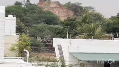 மதுரை தெற்கு: நாகமலை புதுக்கோட்டையில் வயல்வெளியில் தரை இறங்கிய ராட்சத பாராசூட் பலூனால் பரபரப்பு- ஆச்சரியத்துடன் பார்த்த கிராம மக்கள்