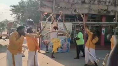 நிலக்கோட்டை: கொங்கபட்டி கிராமத்தில் 20 இரட்டை மாட்டு வண்டுகளில் 200-க்கும் மேற்பட்ட சீர்வரிசை பொருட்கள் கொண்டுவந்து ஊர்மெச்ச காதணி விழா நடத்திய தாய் மாமன்