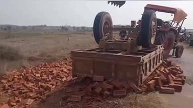 মানবাজার ১: পলমী পায়রাচালী রাস্তার পাশে উল্টে গেলো ইঁট বোঝাই ট্রাক্টর