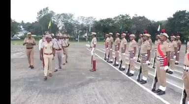 நாகப்பட்டினம்: மாவட்ட ஆயுதப்படை மைதானத்தில் கூட்டு கவாத்து நிறைவு விழா மற்றும் உடைப்பொருட்கள் தணிக்கை நடைபெற்றது எஸ்பி பாலகிருஷ்ணன் கலந்து கொண்டு ஆலோசனைகள் வழங்கினார