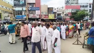 தேனி: தமிழ்நாடு சத்துணவு அங் கன்வாடி சங்க கூட்மைப்பு சார்பில் 3வது நாளாக சாலை மறியலில் ஈடுபட்ட 500க்கும் மேற்பட்டோர் கைது