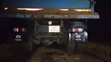 ଜଳେଶ୍ବର: ଜଳେଶ୍ୱର ଥାନା ଚାଲନ୍ତି ନିକଟ ବେଆଇନ ବାଲି ଖାଦାନ ରେ ଚଢ଼ାଉ କଲା ମାଇନିଂ ବିଭାଗ, ଦୁଇଟି ହାଇୱା ଜବତ