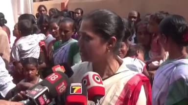 ବାରିପଦା ମ୍ୟୁନିସିପାଲଟି: ପାହାଡ଼ପୁର ଗସ୍ତ ସମୟରେ ବମ୍ବେ ରୁ ଆସି ଓଡ଼ିଆ ଲେଖିକା ଜାହ୍ନବୀ ମିଶ୍ର ରାଷ୍ଟ୍ରପତିଙ୍କୁ ପୁସ୍ତକ ଉପହାର ଦେଇ ଦେଲେ ପ୍ରତିକ୍ରିୟା