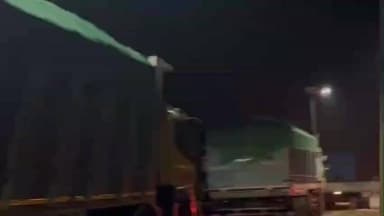 ଜଳେଶ୍ବର: ସୁବର୍ଣ୍ଣରେଖା ନଦୀ ରୁ ବେଆଇନ ବାଲି ଖନନ ବିରୁଦ୍ଧରେ ଶିଖରପୁର ପୋଲ ଉପରେ ଶହ ଶହ ବାଲି ବୋଝଇ ହାଇୱା କୁ ଅଟକ ରଖିଲେ ସ୍ଥାନୀୟ ଲୋକେ