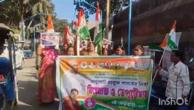 বালুরঘাট: মনরেগা থেকে গান্ধীজীর নাম মোছার প্রতিবাদে বালুরঘাটে মহিলা কংগ্রেসের ডেপুটেশন
