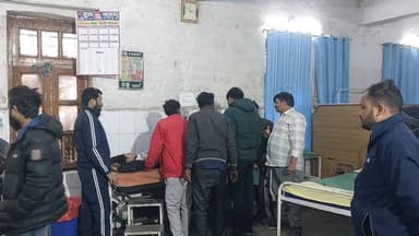 पीलीभीत: पूरनपुर नेशनल हाईवे पर हरियाली बाजार के पास दो कारों की भिड़ंत में दस लोग घायल