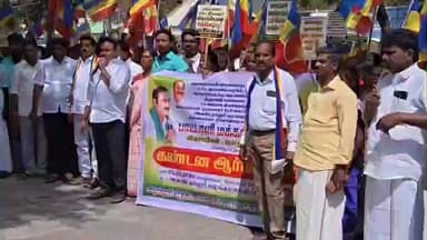 கண்டச்சிபுரம்: *அரகண்டநல்லூர் ஒழுங்குமுறை விற்பனை கூடத்தின் நுழைவு வாயிலின் முன்பு பா.ம.க.வினர்; ஒழுங்குமுறை நிர்வாகத்தை கண்டித்து கண்டன ஆர்ப்பாட்டத்தில் ஈடுபட்டனர்.