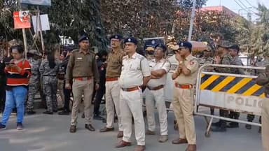 আলিপুরদুয়ার ১: চোলাই বিক্রি বন্ধের দাবিতে আলিপুরদুয়ারে আদিবাসী সংগঠনের বিক্ষোভ