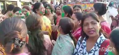 বালি-জগাছা: লক্ষী ভান্ডারে ৫০০ টাকা একলাপে বৃদ্ধি পাওয়ায় খুশি মহিলারা, হাওড়া ময়দানে আবির খেলায় মেতে উঠেছেন তারা