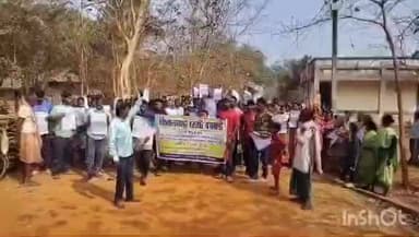 ওন্দা: আশ্বাসে ভরসা নেই, বেহাল রাস্তায় ক্ষুব্ধ ওন্দার নাকাইজুড়ি পঞ্চায়েতের গ্রামবাসীদের ভোট বয়কটের ডাক