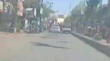 अजमेर: शास्त्री नगर में निजी स्कूल की फेयरवेल पार्टी में छात्रों का हुड़दंग, चलती कारों की खिड़कियों से लटके नजर आए छात्र