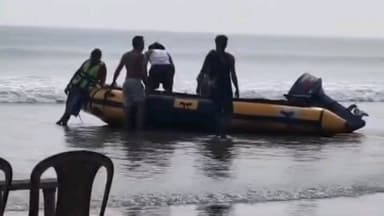 রামনগর ১: উদয়পুরের সমুদ্র সৈকতে মাঝ সমুদ্রে বোটে উঠতে গিয়ে বড়সড় দুর্ঘটনা কবল থেকে বাঁচলেন দুই পর্যটক