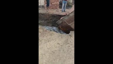 সিউড়ি ১: কোমা থেকে মেটেগ্রাম যাওয়ার রাস্তার ওপর ব্রিজের একাংশ ভেঙে ঢুকে গেল ইট বোঝাই ট্রাক্টর