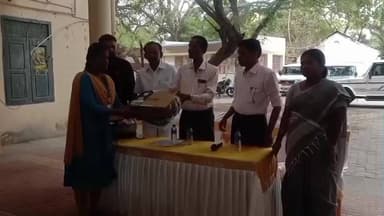 அருப்புக்கோட்டை: வட்டாட்சியர் அலுவலகத்தில் கல்லூரி மாணவ மாணவியர்களுக்கு தமிழக அரசின் விலையில்லா மடிக்கணினியை கோட்டாட்சியர் மாரிமுத்து 1272 மாணவர்களுக்கு வழங்கினார்