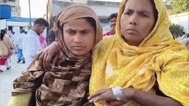 গাজোল: SIR শুনানি কেন্দ্রে ১ চাঞ্চল্যকর ছবি উঠে এলো হাতে স্যালাইন চ্যানেল নিয়েই অসুস্থ ১মহিলাকে গাজোল ব্লক ক্যাম্পাসে দেখা গেল