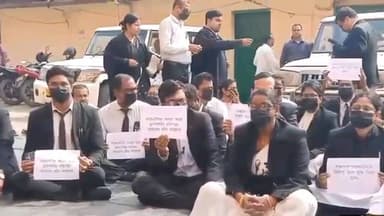 পটাশপুর ২: পুলিশের অতি সক্রিয়তার অভিযোগ তুলে আইনজীবী গ্রেপ্তারের ঘটনায় মৌন প্রতিবাদ চলছে কাঁথির আইনজীবী সংগঠনের