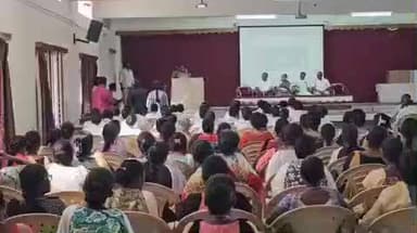 தாராபுரம்: உலகம் உங்கள் கையில் திட்டத்தின் கீழ் தாராபுரம் பெண்கள் நர்சிங் கல்லூரியில் இலவச மடிக்கணினிகளை அமைச்சர் கயல்விழி செல்வராஜ் வழங்கினார்