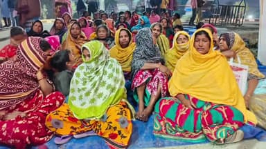 কালীগঞ্জ: দেবগ্রামে BDO অফিসের সামনে অনির্দিষ্টকালের জন্য অবস্থান বিক্ষোভ মহিলাদের