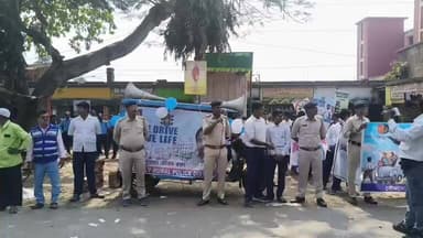 বিনামূল্যে হেলমেট বিতরণ! পথ চলতি মানুষকে সচেতন! হুগলী গ্রামীণ জেলা পুলিশের জাঙ্গীপাড়া থানার উদ্যোগে SAFE DRIVE SAVE LIF...