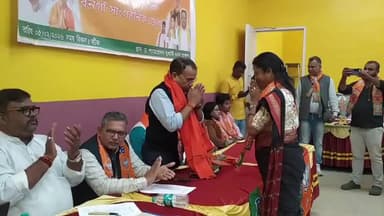 কল্যাণী: কল্যাণীতে বিজেপির তিন নম্বর মণ্ডলের পক্ষ থেকে বুথ বিজয় কর্মশালা ও লাভার্থী গৃহ সম্পর্ক অভিযান, উপস্থিত বিধায়ক