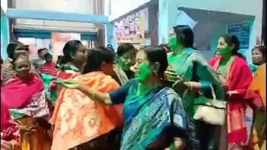সিউড়ি ১: লক্ষী ভান্ডারে ৫০০ টাকা বাড়ানোর খুশিতে আবির খেলায় মাতলো সিউড়ির তৃণমূল কার্যালয়ের সামনে মহিলা তৃণমূল কর্মীরা