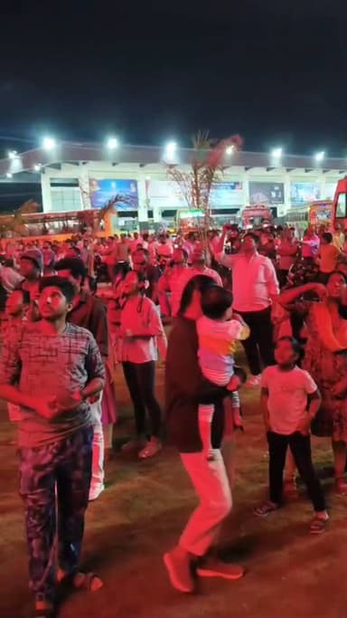 தருமபுரி: தர்மபுரி புதிய பேருந்து நிலையம் திறப்பு விழாவை முன்னிட்டு இரவு வான வேடிக்கை கலை கட்டியது