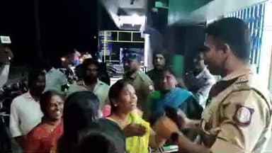 காட்டுமன்னார்கோயில்: ஆயங்குடியில் இந்தியன் வங்கி கிளையின் முற்றுகையிட்டு போராட்டத்தில் ஈடுபட்ட சுய உதவி குழுவினர்