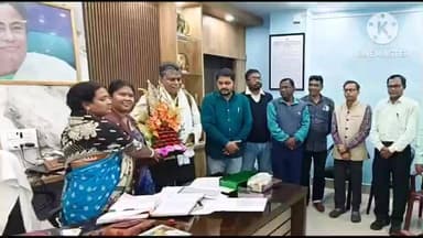 ঝাড়গ্রাম: ঝাড়গ্রাম জেলা বিদ্যালয় পরিদর্শকের অবসরের জেরে তাঁকে সংবর্ধনা প্রদান করেন জেলা পরিষদের সভাধিপতি ও শিক্ষা কর্মাধ্যক্ষ