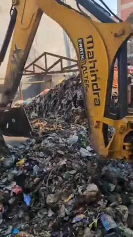 सीलमपुर: MCD ने मुस्तफाबाद में खाली प्लॉट से कूड़ा हटाने का अभियान शुरू किया