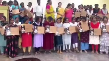 செய்யூர்: பொலம்பாக்கம் பகுதியில் கல்லூரி மாணவ மாணவிகளுக்கு மடிக்கணினிகள் நிகழ்வுகள் வழங்கப்பட்டது