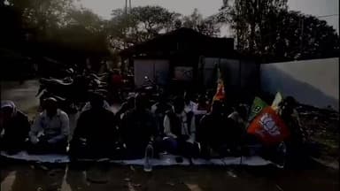 কাশীপুর: নাবালিকা অপহরণকারী যুবককে অবিলম্বে গ্রেপ্তার করার দাবীতে কাশীপুর থানার গেটের সামনে বসে বিজেপির বিক্ষোভ