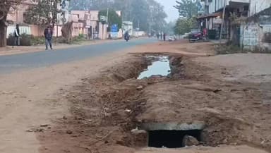 ନର୍ଲା: ସରକାର୍ କା ମାଲ୍ ଦରିଆ ମେ ଡାଲ୍ ଏଭଳି ଦୃଶ୍ୟ ଦେଖିବାକୁ ମିଳିଛି ନର୍ଲା ସହର ରେ।