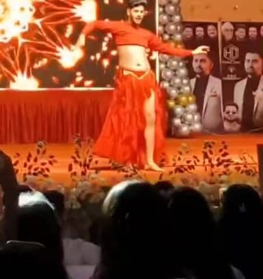 लड़के ने मटकाई कमर लड़कियां हुई दीवानी
#viral