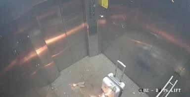 गुब्बारे बने आग का कारण! मुंबई में लिफ्ट हादसा, विक्रेता पर केस
#everyoneシ゚
#followerseveryone
#policeprashasan
#roor...