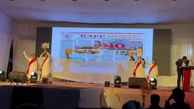 जिल्हा परिषद सांस्कृतिक क्रीडा महोत्सव भंडारा २०२५_२६ मध्ये जिल्हा परिषद आरोग्य विभाग येथील महिला कर्मचाऱ्यांनी स्त्री भ्रूण हत्या , लैंगिक अत्याचार या वर समूह नृत्य सादर केले