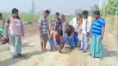 হরিশ্চন্দ্রপুর ১: নিম্নমানের রাস্তা নির্মাণের অভিযোগ তুলে কতোল গ্রামে কাজ বন্ধ করে দিয়ে বিক্ষোভ এলাকাবাসীর