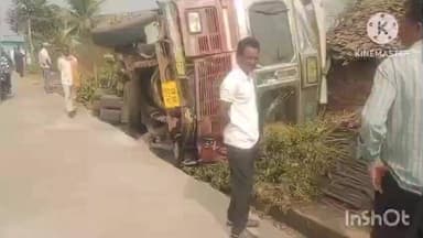 ଜୁନାଗଡ: ଜାତୀୟ ରାଜପଥ ୨୬ର ବଳଦିଆମାଲ ଛକ ନିକଟରେ ଭାରସାମ୍ୟ ହରାଇ ଓଲଟିଲା ଧାନ ବୋଝେଇ ଟ୍ରକ ଅଳ୍ପକେ ବର୍ତ୍ତିଲେ ଚାଳକ